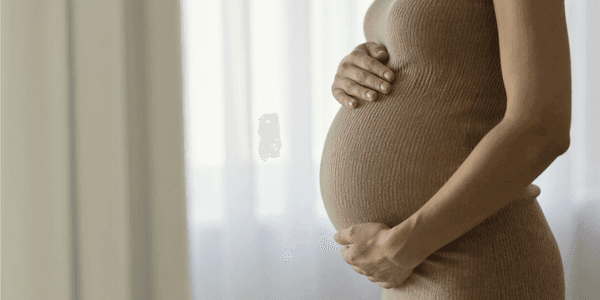 Mãe segurando bebê com carinho